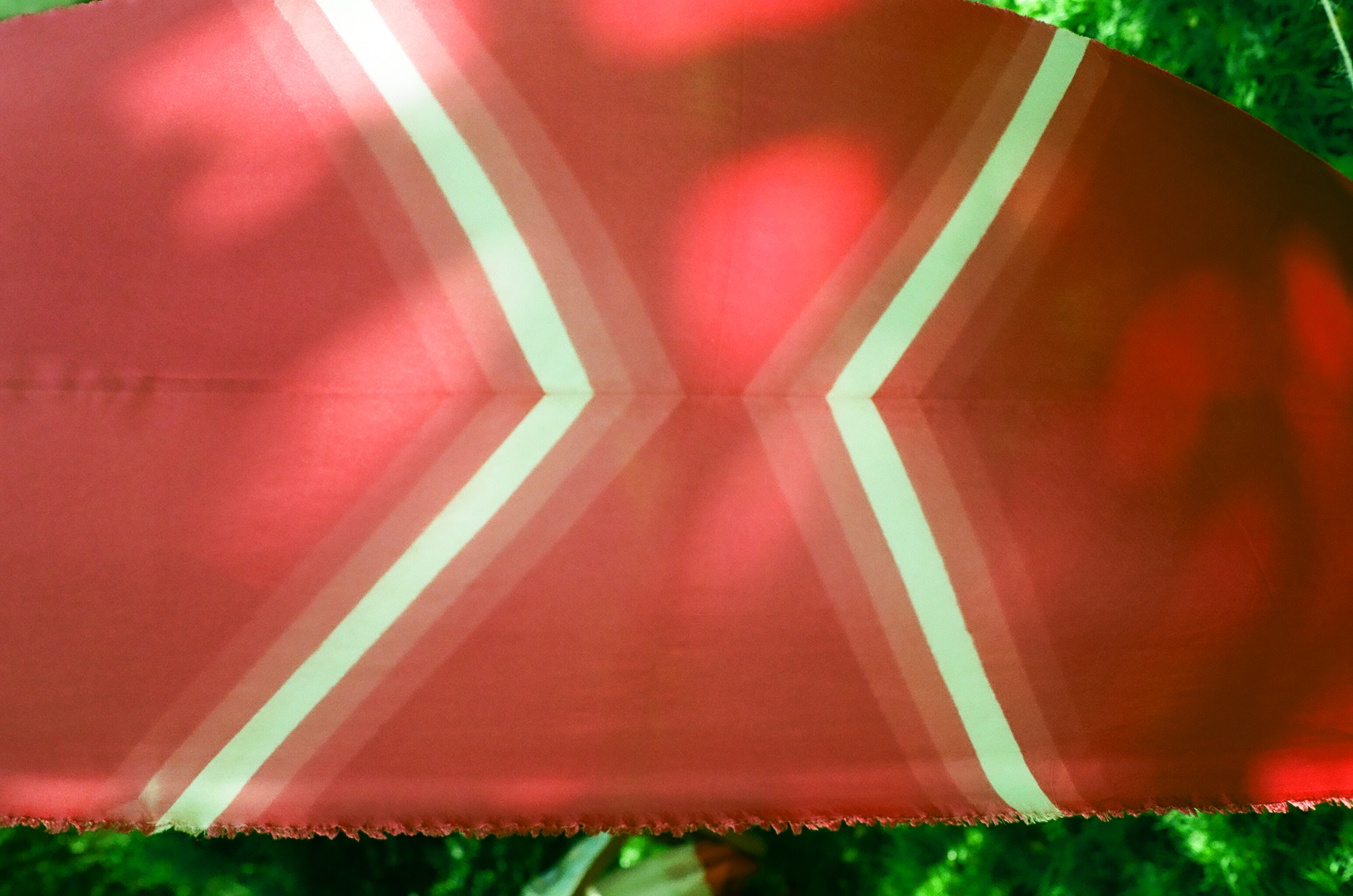 Cochenille auf Pong&egrave;-Seide,
Mehrfachf&auml;rbung, Itajime-Shibori,
Gottsdorf 2015,
Foto: Ralf Sch&ouml;nwald