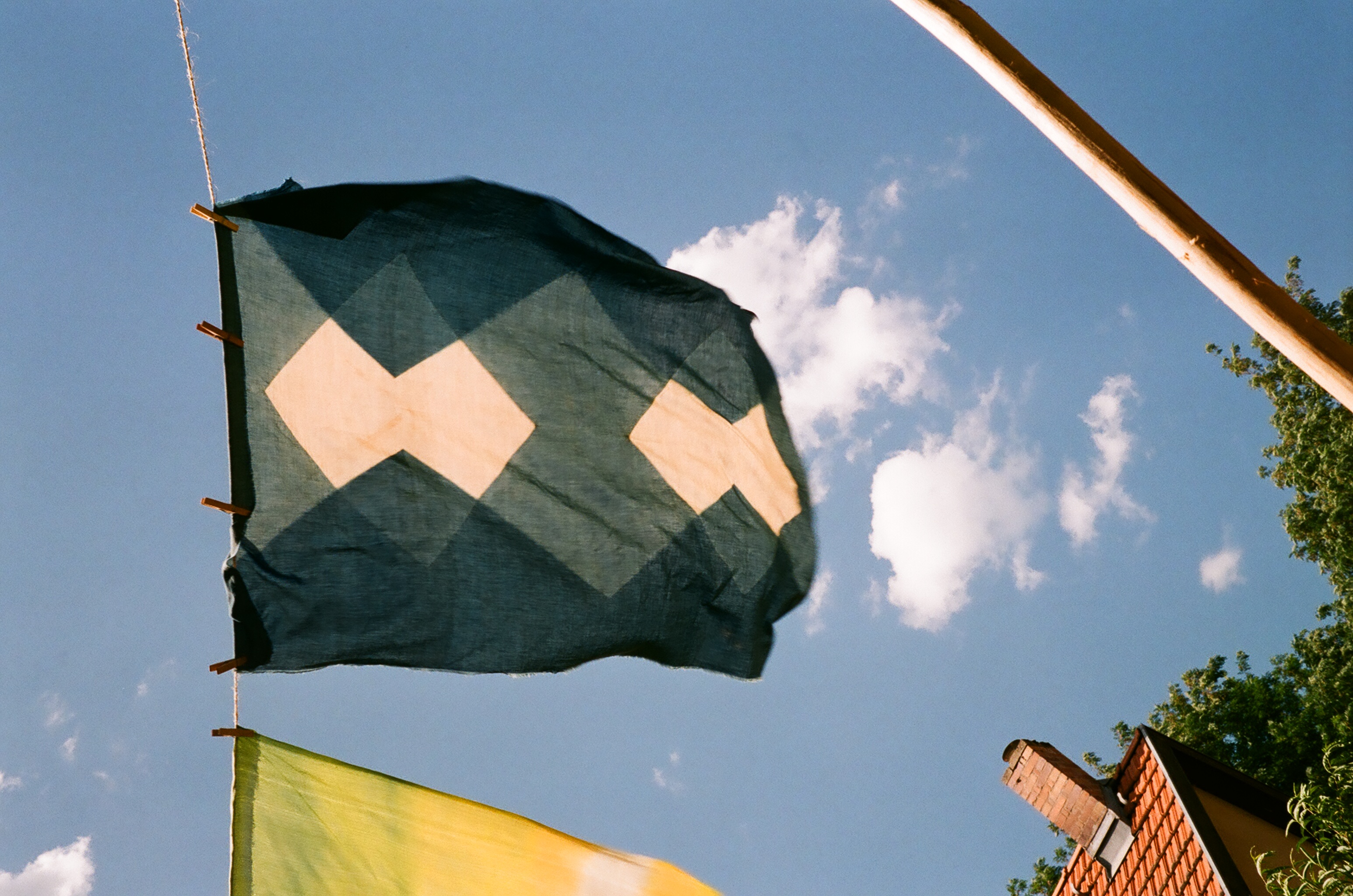 Indigo auf Muga-Seide,
Mehrfachf&auml;rbung, Itajime-Shibori,
Gottsdorf 2015,
Foto: Ralf Sch&ouml;nwald